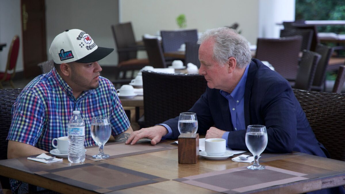 senator dinining with gang member in El Salvador