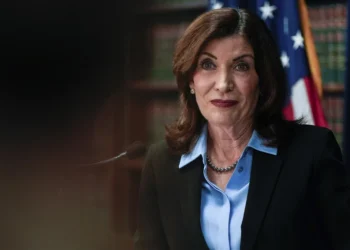 Kathy Hochul welcomes Texas Democratic lawmakers to New York