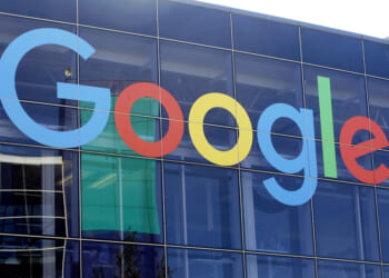Google bows to conservatives as it seeks federal contracts 