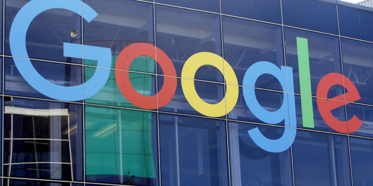 Google bows to conservatives as it seeks federal contracts
