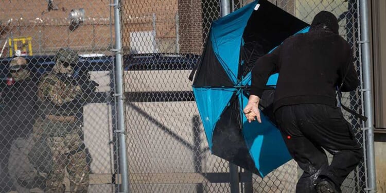 'Rioter' allegedly carrying firearm arrested outside Illinois ICE facility