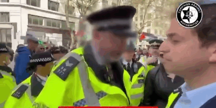 Video: London Police Orders Jewish Man to Leave Public Space