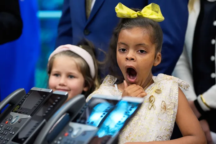 Children watch in the Oval Office of the White House before President Donald Trump signs an executive order regarding childhood cancer and the use of AI, Tuesday, Sept. 30, 2025, in Washington. (AP Photo/Alex Brandon)