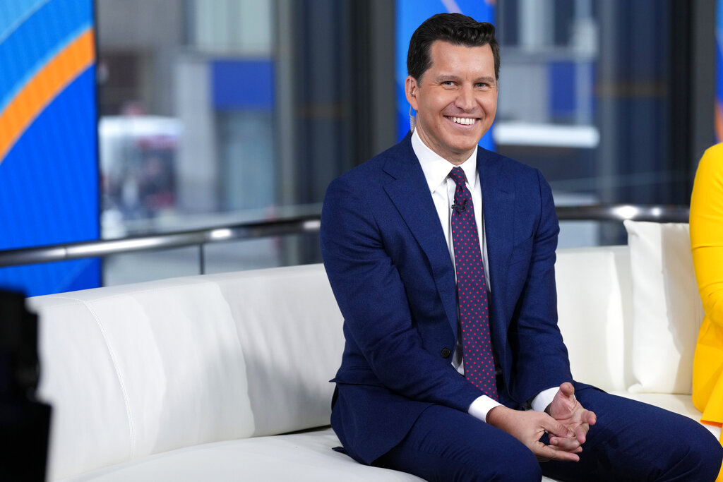 Fox News host Will Cain stops show to pray for Charlie Kirk