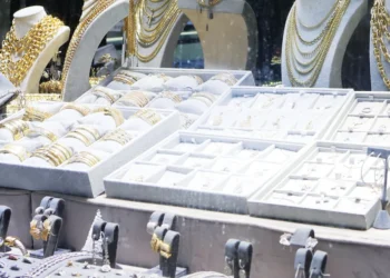 Nearly 25 thugs smash up jewelry store with crowbars, pickaxes, steal $1 million in merch — but tech helps police battle back