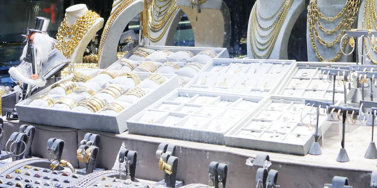 Nearly 25 thugs smash up jewelry store with crowbars, pickaxes, steal $1 million in merch — but tech helps police battle back