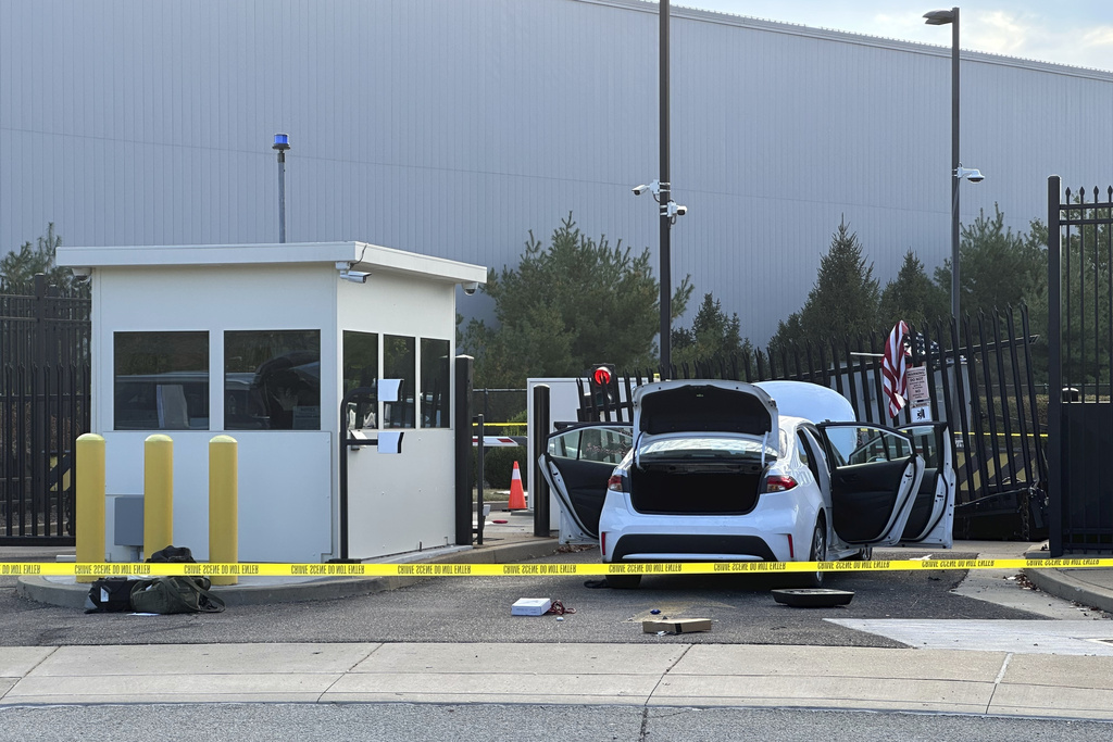 Suspect who attacked FBI Pittsburgh field office still on the loose
