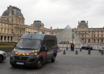 Thieves steal jewels in seven-minute heist at Louvre