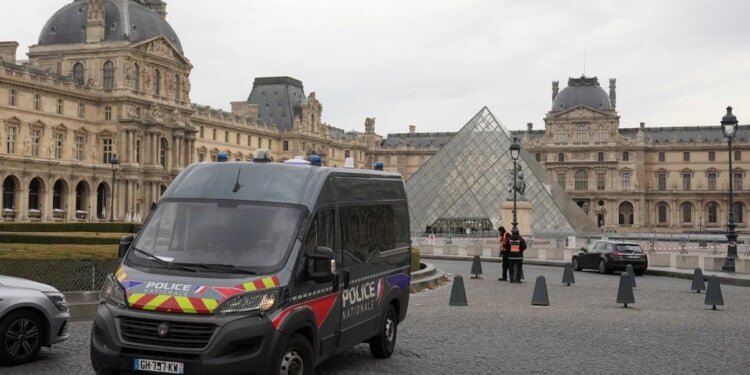 Thieves steal jewels in seven-minute heist at Louvre