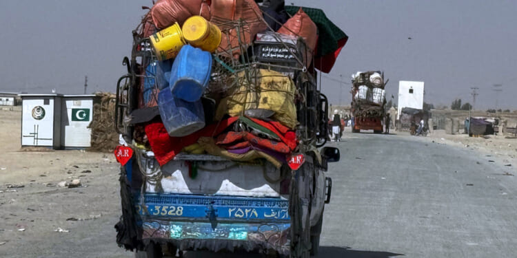 Afghanistan and Pakistan pledge to respect ceasefire