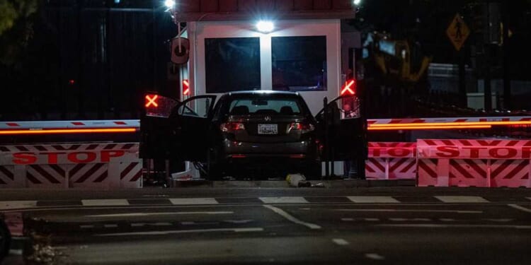 Suspect arrested after crashing vehicle into barricade near White House