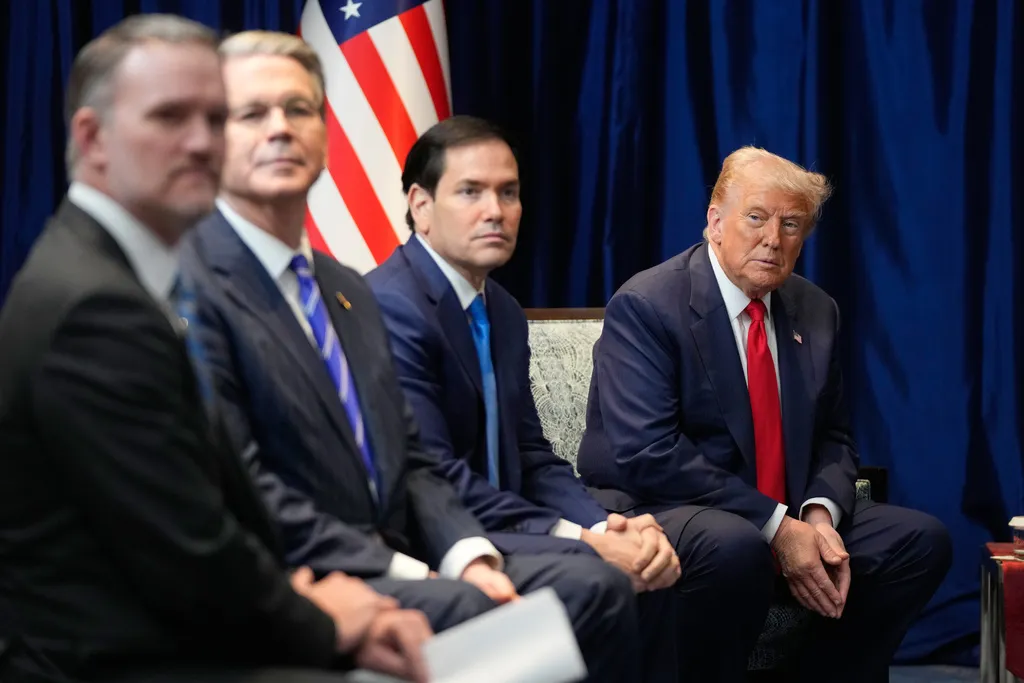 Trump inks trade deals on Asia trip with US-China agreement close