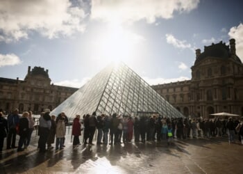 Suspects arrested in theft of Louvre crown jewels