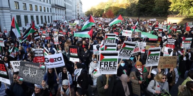 British Lawyer Arrested for Wearing Star of David Near Pro-Palestinian Mob