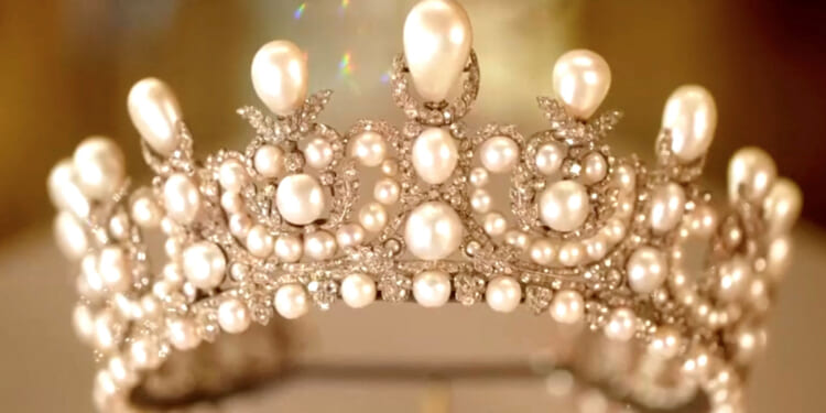 The Louvre Robbed, the 2026 Color of the Year, and Yet More Yattering About Race