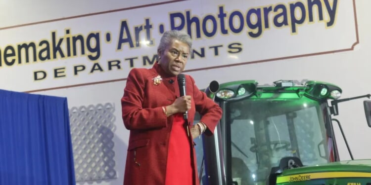 Earle-Sears returns to campaign trail, links Spanberger to redistricting and $150K Democratic donation