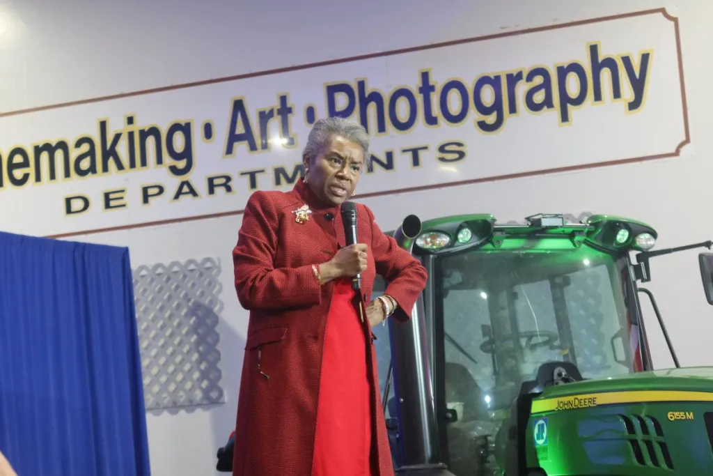 Earle-Sears returns to campaign trail, links Spanberger to redistricting and $150K Democratic donation