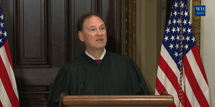 Samuel Alito at a WH swearing-in ceremony.