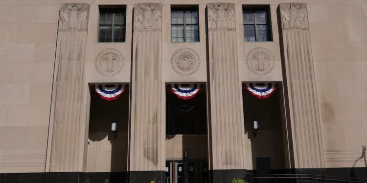 Federal courts run out of funds as government shutdown drags on