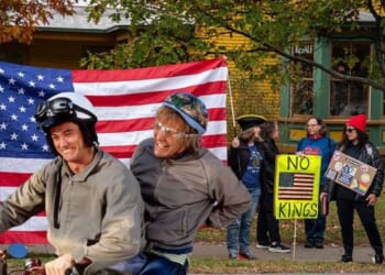 I'm with stupid: 'Dumb and Dumber' star plays pea-brained protest song