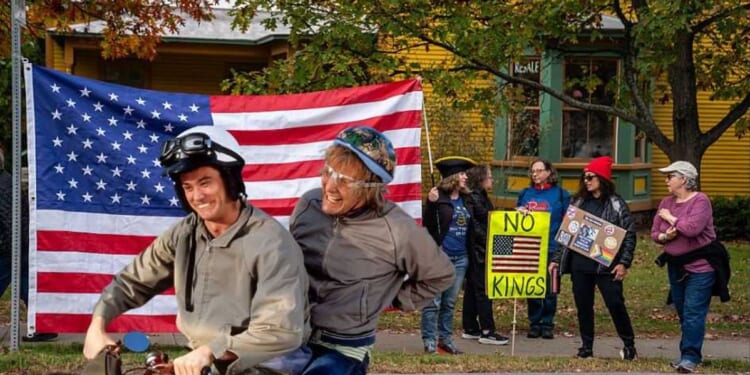 I'm with stupid: 'Dumb and Dumber' star plays pea-brained protest song
