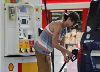 National average gas prices fall below $3 per gallon, lowest since 2020