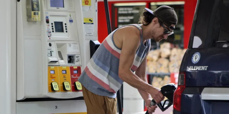 National average gas prices fall below $3 per gallon, lowest since 2020
