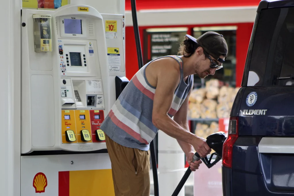 National average gas prices fall below $3 per gallon, lowest since 2020