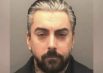 Notorious pedophile Ian Watkins killed in prison; cops round up suspects in apparent murder of disgraced Lostprophets singer