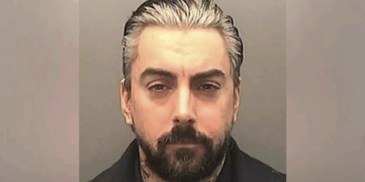Notorious pedophile Ian Watkins killed in prison; cops round up suspects in apparent murder of disgraced Lostprophets singer