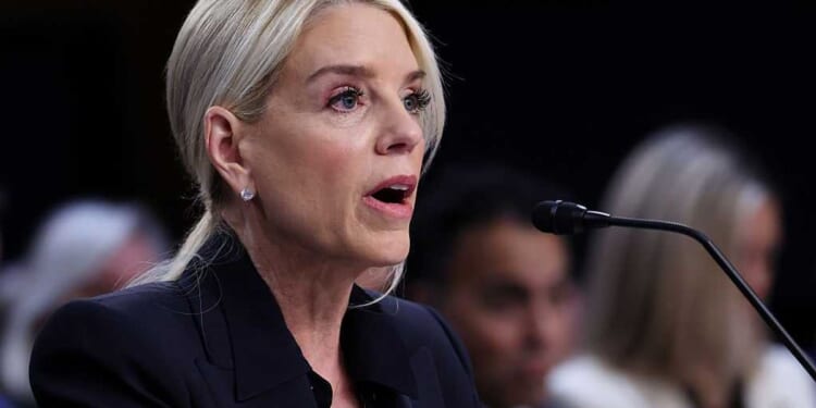 Pam Bondi tears into Democratic senator: 'I wish you loved Chicago as much as you hate President Trump'