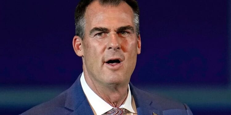 Stitt disagrees with Texas National Guard deployment to Chicago