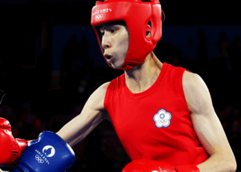 Transgender boxer returns to beat up 19-year-old girl
