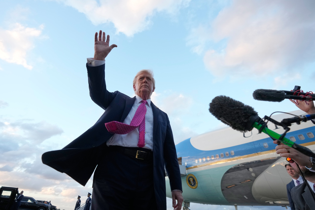 Trump dodges Mar-a-Lago 'grifters' amid gov shutdown fight