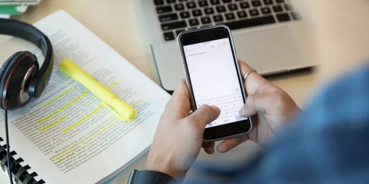 Wisconsin school cell phone ban heads to governor