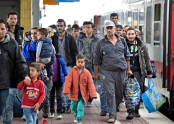 German chancellor ends asylum for Syrian refugees, warns of deportations