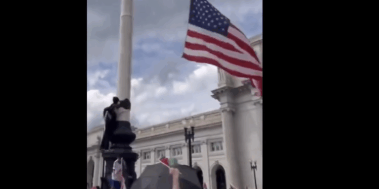 Number of Iranian and Syrian Foreign Students in US Drops 86% to 63%