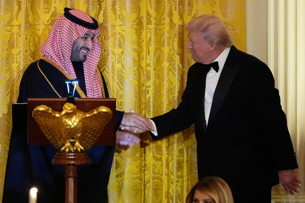 Trump fetes Saudi crown prince with pseudo-state dinner