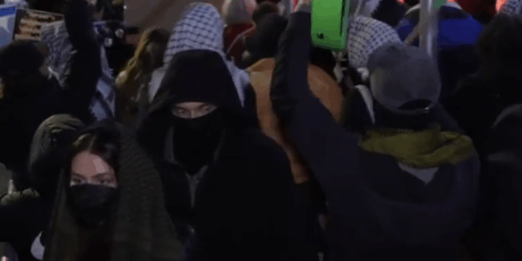 After Muslim Mob Attack on Synagogue, Mamdani Warns Jews Fleeing New York for Israel They're Violating International Law