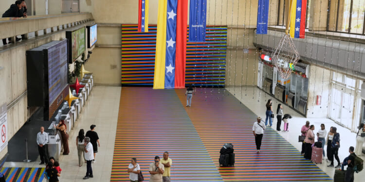 FAA warns airlines flying to Venezuela of 'potential risk'