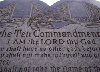 Judge orders Texas schools to remove Ten Commandments displays