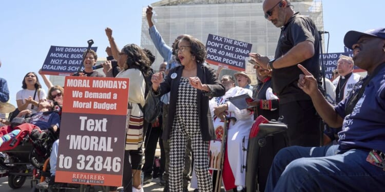 Social media melts down over food stamps