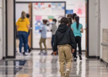 Chicago school district lets children ditch class over ICE fears: Report