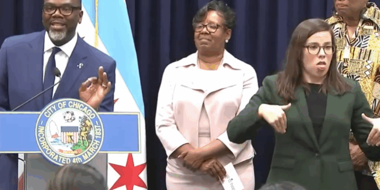 Chicago Mayor to Shut Down Govt Over Taxing Companies for Hiring People