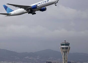 Fire ignites near DC runway, forcing United plane to make emergency landing