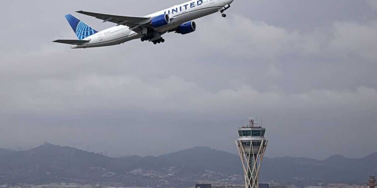 Fire ignites near DC runway, forcing United plane to make emergency landing