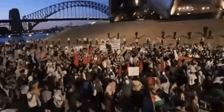 Australia Cancels Christmas Rather Than Cancel Muslim Riots