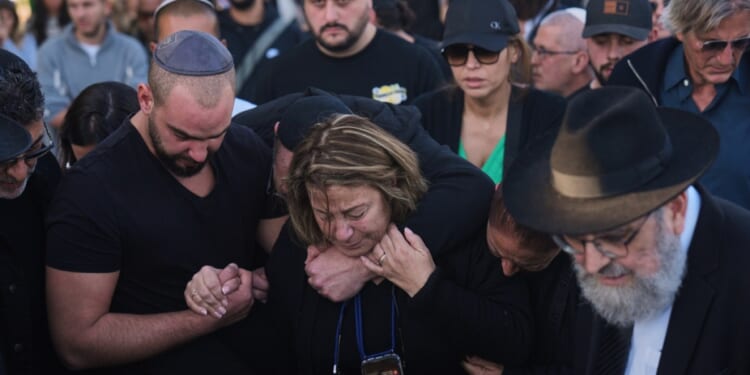 Bondi Beach suspects with Islamic State flags not part of 'terrorist cell': Police