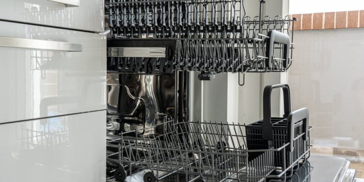 Ladies, Here's How To Load The Dishwasher The Right Way