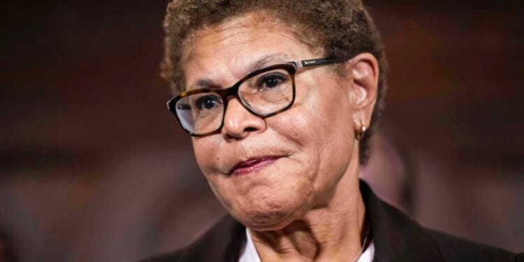 Los Angeles mayor urges hiring of over 400 police officers